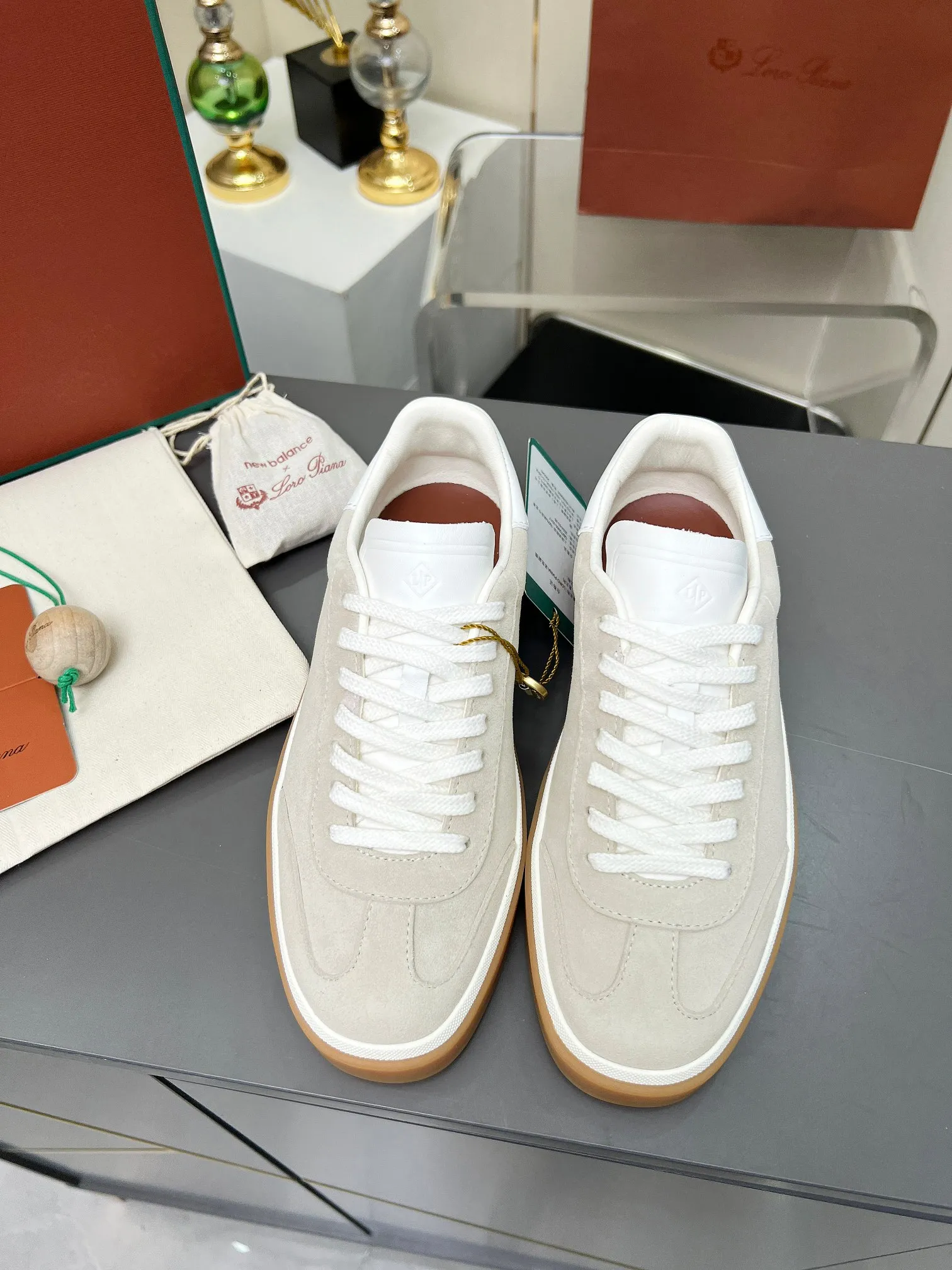 Factory price: 580💰Purchase level, high version🦅⛳️ Italy [Loro men's shoes💰iana] Tennis walk series L men's shoes💰Couple moral training shoes casual sports shoes sneakers🎁🎁 Original purchase development and production This new suede tennis shoe adopts an ultra-low design, suitable for wearing all year round👫👫 The wrapped sole creates an effortlessly attractive color combination that harmoniously blends functionality with understated style, making it the ideal shoe for urban wear. Soft calfskin tongue with Kummel color insert at the heel, embossed L Men's shoes 💰 Logo Cotton lace upper, cowhide suede sole Rubber-lined calfskin ✦ Upper: imported first-layer cowhide ➕ Customized original cowhide ✦ Lining: cowhide lining ➕ Cow leather insole ✦ Sole: Original open-molded T men's shoe 💰R ultra-lightweight outsole ✦Packaging: Original full set of packaging ✦Female size: 35--40, ✦Male size: 39--44, customized 45